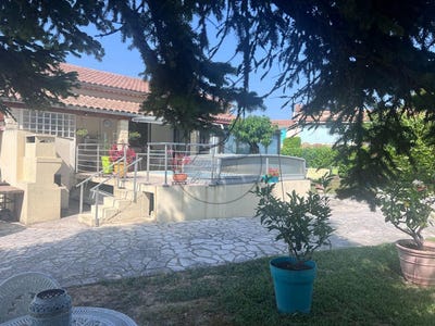 /international/fr/barjac-languedoc-roussillon-310098148234/