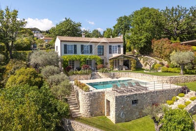 /international/fr/chateauneuf-grasse-provence-alpes-cote-d-azur-310101080078/