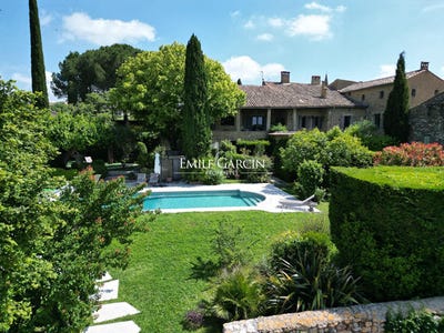 /international/fr/uzes-languedoc-roussillon-310096971355/?lang=en