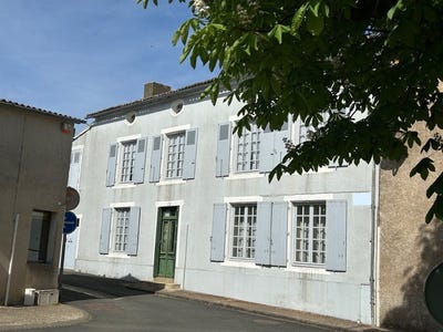 /international/fr/menigoute-charente-310107817434/