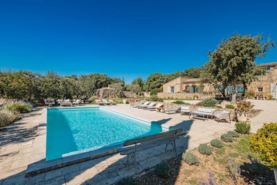 /international/fr/gordes-hh-15553204-gordes-provence-alpes-cote-d-azur-310100955063/