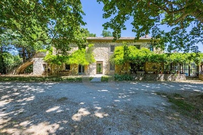 /international/fr/l-isle-sur-la-sorgue-provence-alpes-cote-d-azur-310100956556/