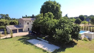 /international/fr/uzes-languedoc-roussillon-310100648224/