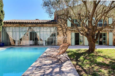 /international/fr/uzes-languedoc-roussillon-310107499276/