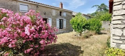 /international/fr/nalliers-pays-de-la-loire-310100523168/?lang=en
