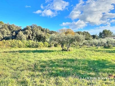 /international/fr/uzes-languedoc-roussillon-310106576297/