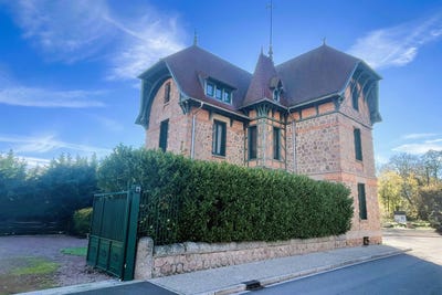 /international/fr/le-donjon-auvergne-310107069638/