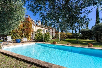 /international/fr/uzes-languedoc-roussillon-310108430489/