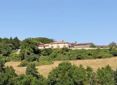 /international/fr/charroux-limousin-310109145287/?lang=id