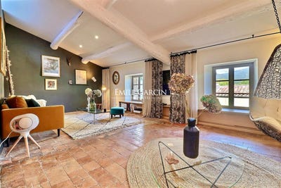 /international/fr/lourmarin-provence-alpes-cote-d-azur-310098353097/