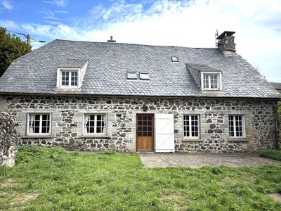 /international/fr/egliseneuve-d-entraigues-auvergne-310107794461/