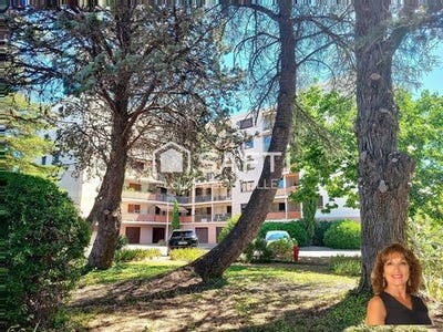 /international/fr/salon-de-provence-provence-alpes-cote-d-azur-310101387925/?lang=en