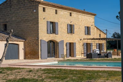 /international/fr/uzes-languedoc-roussillon-310119983300/