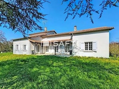 /international/fr/la-foye-monjault-charente-310106779256/