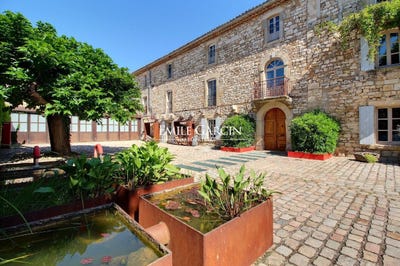 /international/fr/uzes-languedoc-roussillon-310108430406/