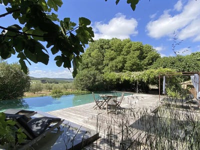 /international/fr/uzes-languedoc-roussillon-310103403843/