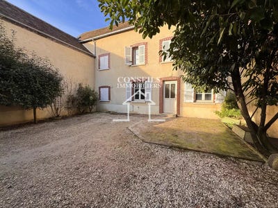 /international/fr/villeneuve-sur-yonne-burgundy-310099898831/