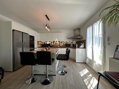/international/fr/saint-denis-les-sens-burgundy-310099228194/