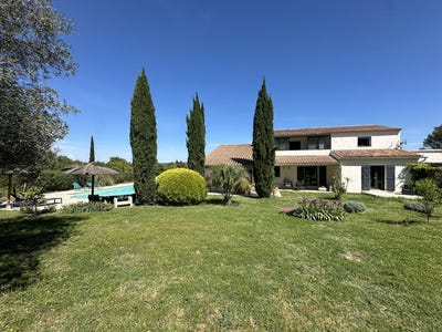 /international/fr/collias-languedoc-roussillon-310108676344/