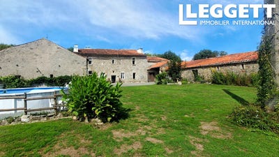 /international/fr/la-foret-sur-sevre-charente-310102338194/