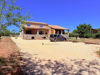 /international/fr/issirac-languedoc-roussillon-310106484460/?lang=th