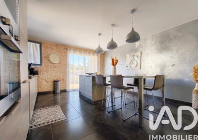 /international/fr/chateaugay-auvergne-310107970756/