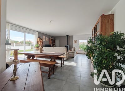 /international/fr/le-perrier-pays-de-la-loire-310105541151/