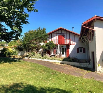 /international/fr/la-bastide-clairence-aquitaine-310108189210/
