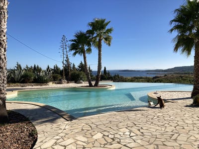 /international/fr/narbonne-languedoc-roussillon-310108453613/