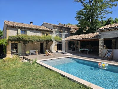 /international/fr/sainte-cecile-les-vignes-provence-alpes-cote-d-azur-310109940189/