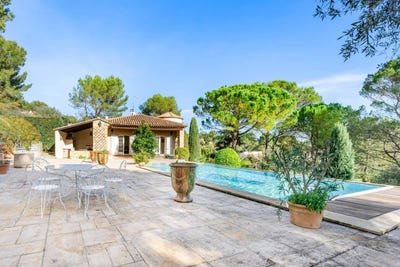 /international/fr/nimes-languedoc-roussillon-120096229117/