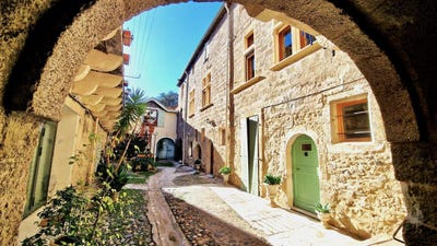 /international/fr/pezenas-languedoc-roussillon-310101670328/