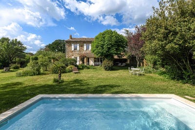 /international/fr/uzes-languedoc-roussillon-310109049766/?lang=es