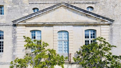 /international/fr/uzes-languedoc-roussillon-310107412168/