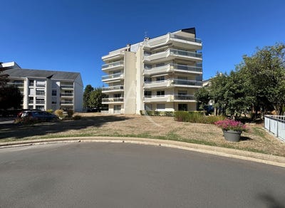 /international/fr/blois-centre-val-de-loire-310119998311/