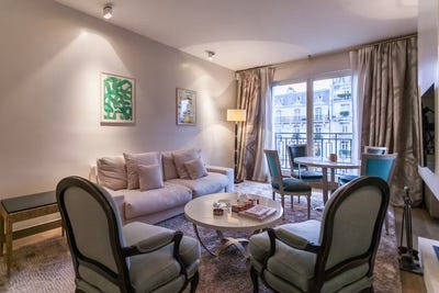 /international/fr/avenue-montaigne-paris-ile-de-france-310108563095/