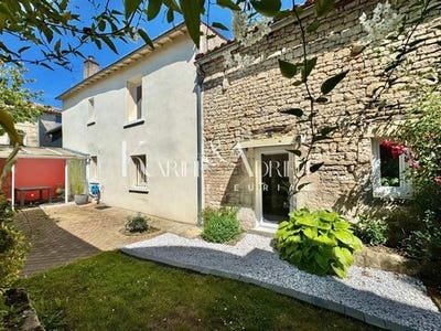 /international/fr/fontenay-le-comte-pays-de-la-loire-310100523560/
