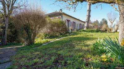 /international/fr/montcuq-en-quercy-blanc-midi-pyrenees-310098737611/