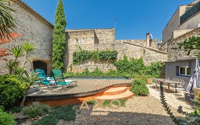 /international/fr/collias-languedoc-roussillon-310119784013/