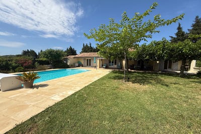 /international/fr/uzes-languedoc-roussillon-310108974186/?lang=th