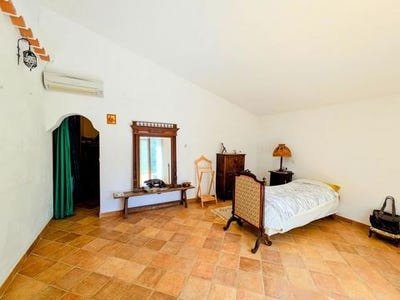 /international/fr/entrecasteaux-provence-alpes-cote-d-azur-310100611285/