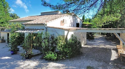 /international/fr/uzes-languedoc-roussillon-310120013599/