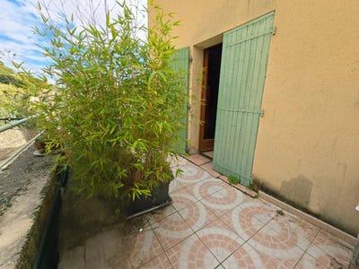 /international/fr/saint-quentin-la-poterie-languedoc-roussillon-310103429651/