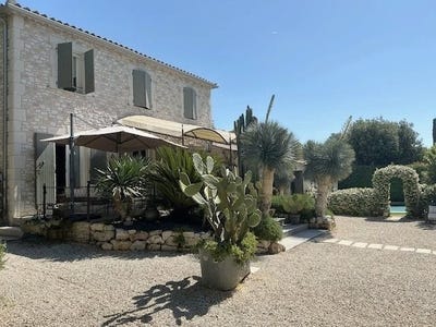 /international/fr/uzes-languedoc-roussillon-310108593002/
