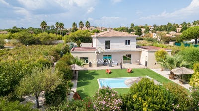 /international/fr/pezenas-languedoc-roussillon-310108318059/