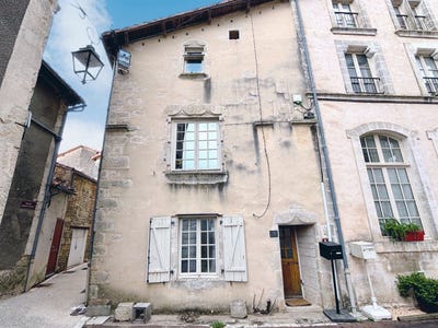 /international/fr/nanteuil-en-vallee-charente-310107578973/