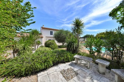/international/fr/uzes-languedoc-roussillon-310110352715/