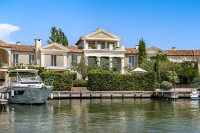 /international/fr/grimaud-provence-alpes-cote-d-azur-310110359381/