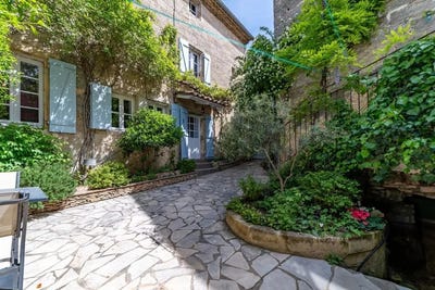 /international/fr/uzes-aquitaine-310106199528/