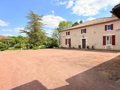/international/fr/barbezieux-saint-hilaire-charente-310107943296/